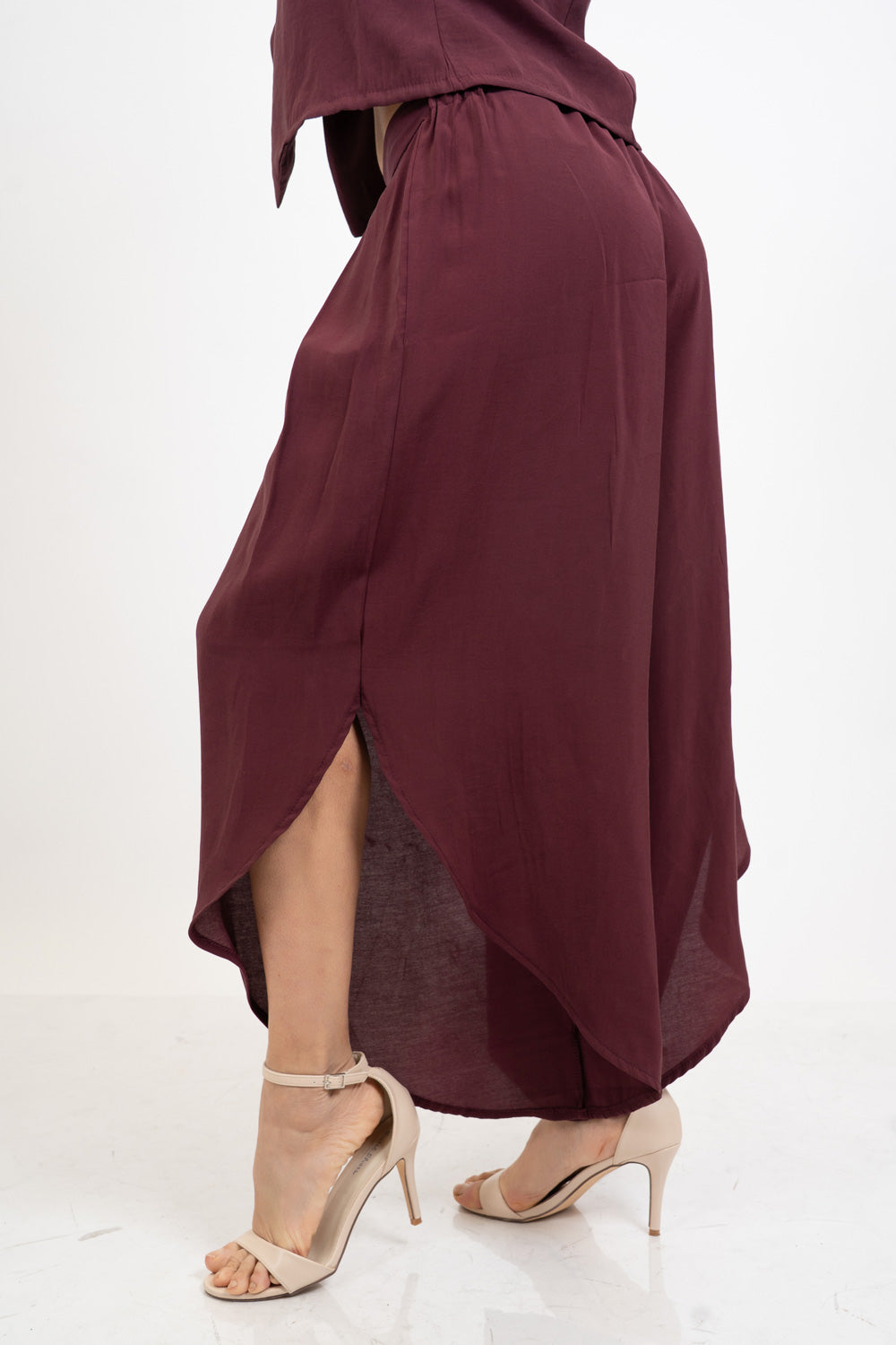 Pantalone ampio fluido in misto viscosa.