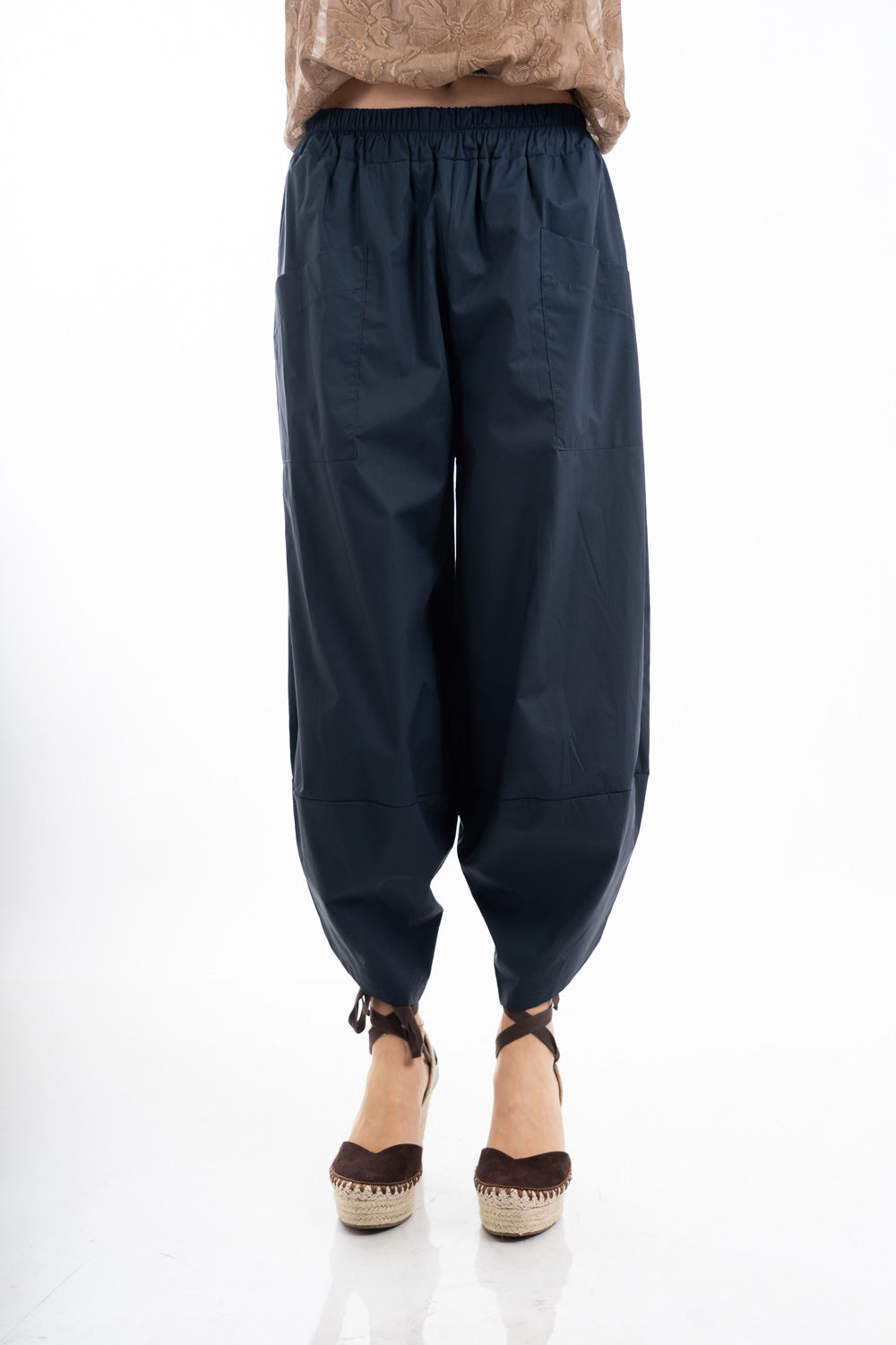 modella indossando Pantalone ampio in cotone con tasconi e fondo con apertura laterale colore
