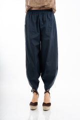 modella indossando Pantalone ampio in cotone con tasconi e fondo con apertura laterale colore