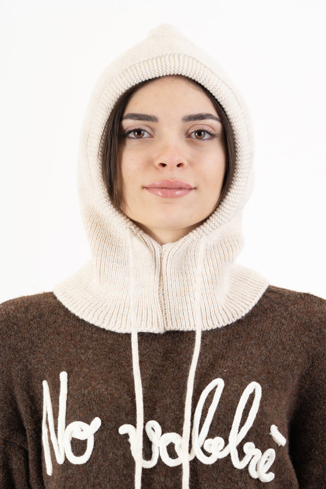 modella indossando Balaclava in maglia con coulisse regolabile Made in Italy colore Beige Unica
