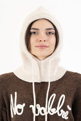 modella indossando Balaclava in maglia con coulisse regolabile Made in Italy colore Beige Unica