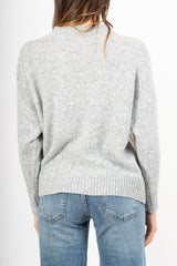 modella indossando Maglia girocollo morbida a spalla scesa in filato caldo colore