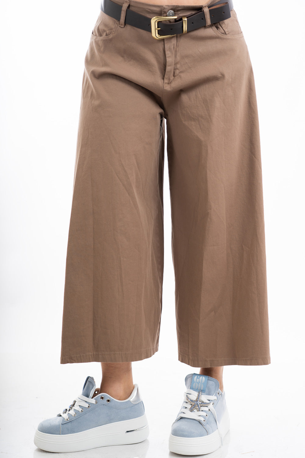 modella indossando Pantagonna cuoio midi ampia in cotone elasticizzato con cintura inclusa colore Camel