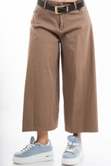 modella indossando Pantagonna cuoio midi ampia in cotone elasticizzato con cintura inclusa colore Camel