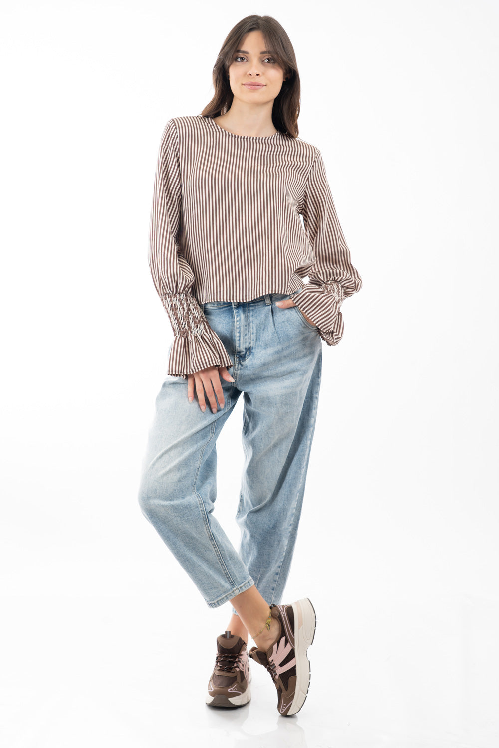 modella indossando Jeans modello balloon in denim chiaro elasticizzato vita regolare colore