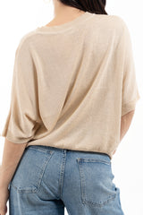 modella indossando Maglia ampia in viscosa con lurex e manica corta a spalla scesa colore