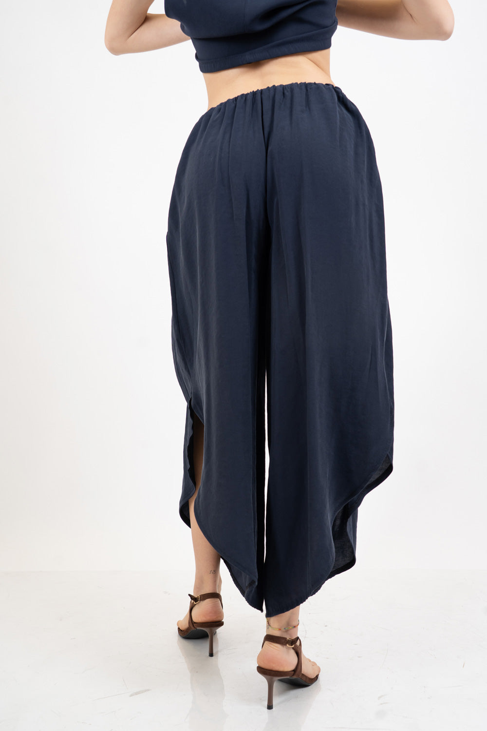 Pantalone ampio fluido in misto viscosa.