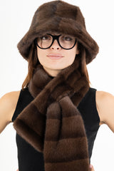 modella indossando Sciarpa FurMood effetto pelliccia colore