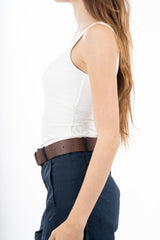 modella indossando Top canotta in maglina elasticizzata con scollo quadro colore