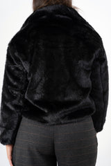 modella indossando Giacchetto ecopelliccia corto con bottoni interni colore