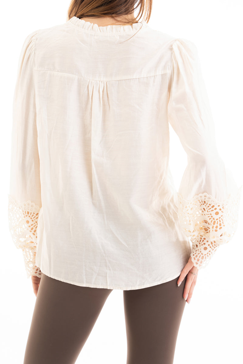 modella indossando Camicia ampia in viscosa con rouche al collo e macramé traforato colore