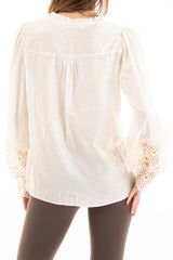 modella indossando Camicia ampia in viscosa con rouche al collo e macramé traforato colore