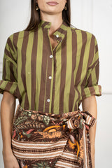 modella indossando Camicia in Cotone Leggero a Righe Bicolore Made in Italy colore
