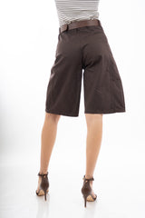 modella indossando Bermuda morbido con tasche applicate in cotone elasticizzato e cintura colore