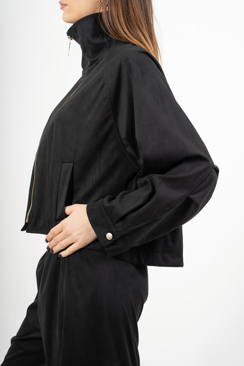 modella indossando Giacca in dainetto con zip e polsini regolabili colore Nero Unica