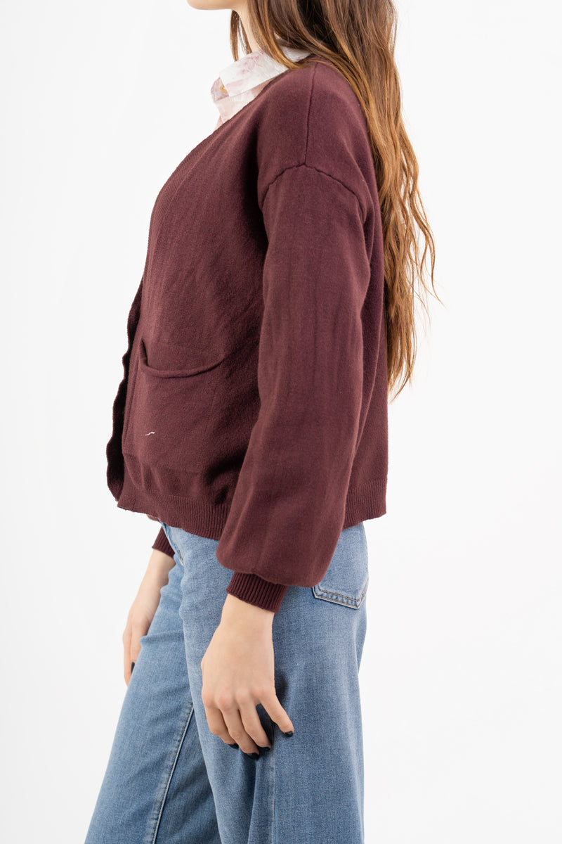 modella indossando Cardigan ampio con scollo a V e maniche a palloncino colore