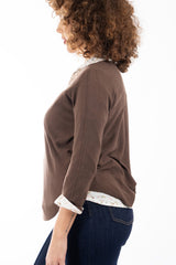 modella indossando Maglia over scollo V in misto viscosa con bordo pulito colore