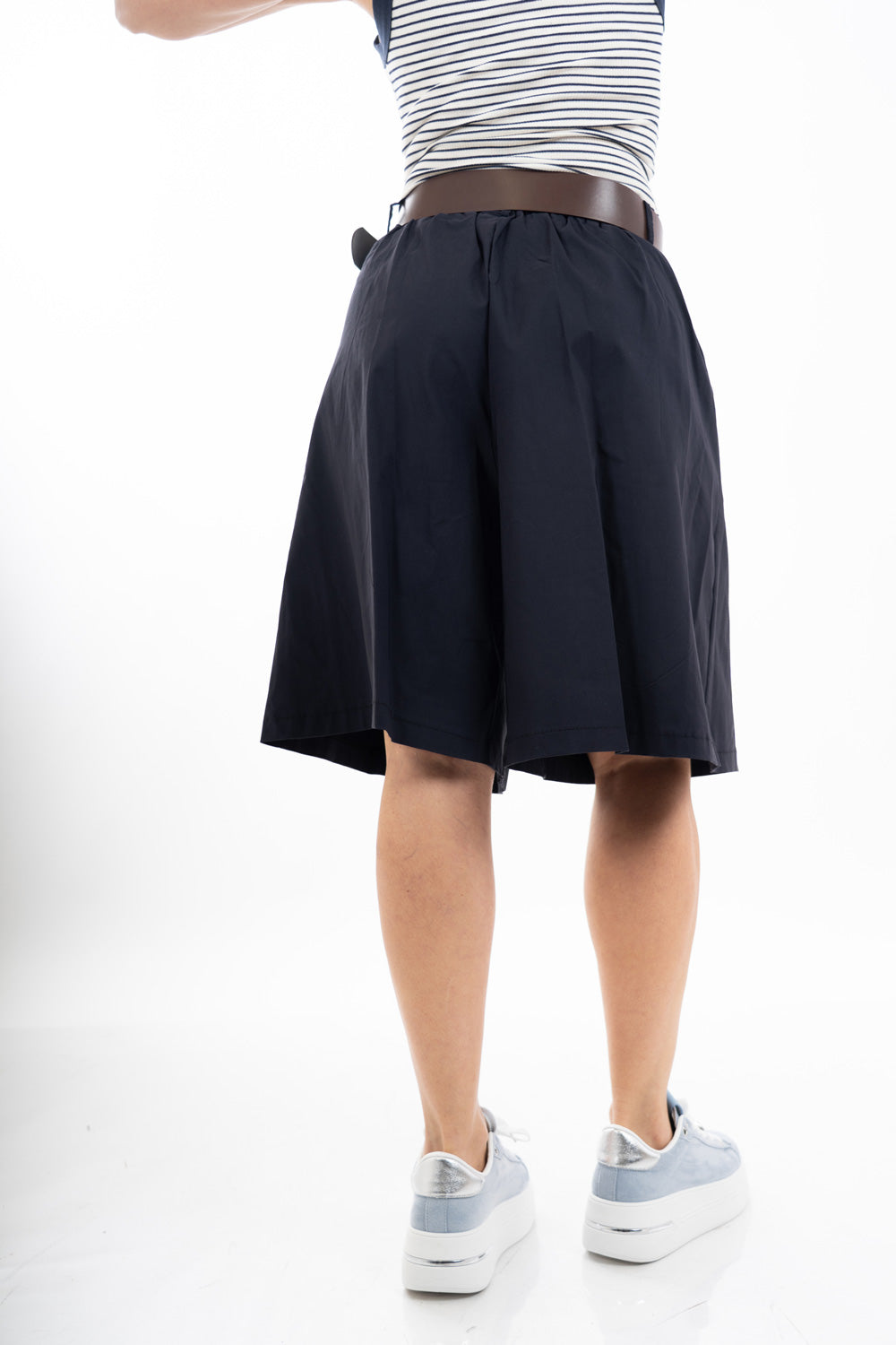 modella indossando Bermuda ampio con pinces in tela morbida elasticizzata e cintura colore