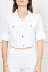 modella indossando Giacchino crop stile denim in viscosa elasticizzata colore