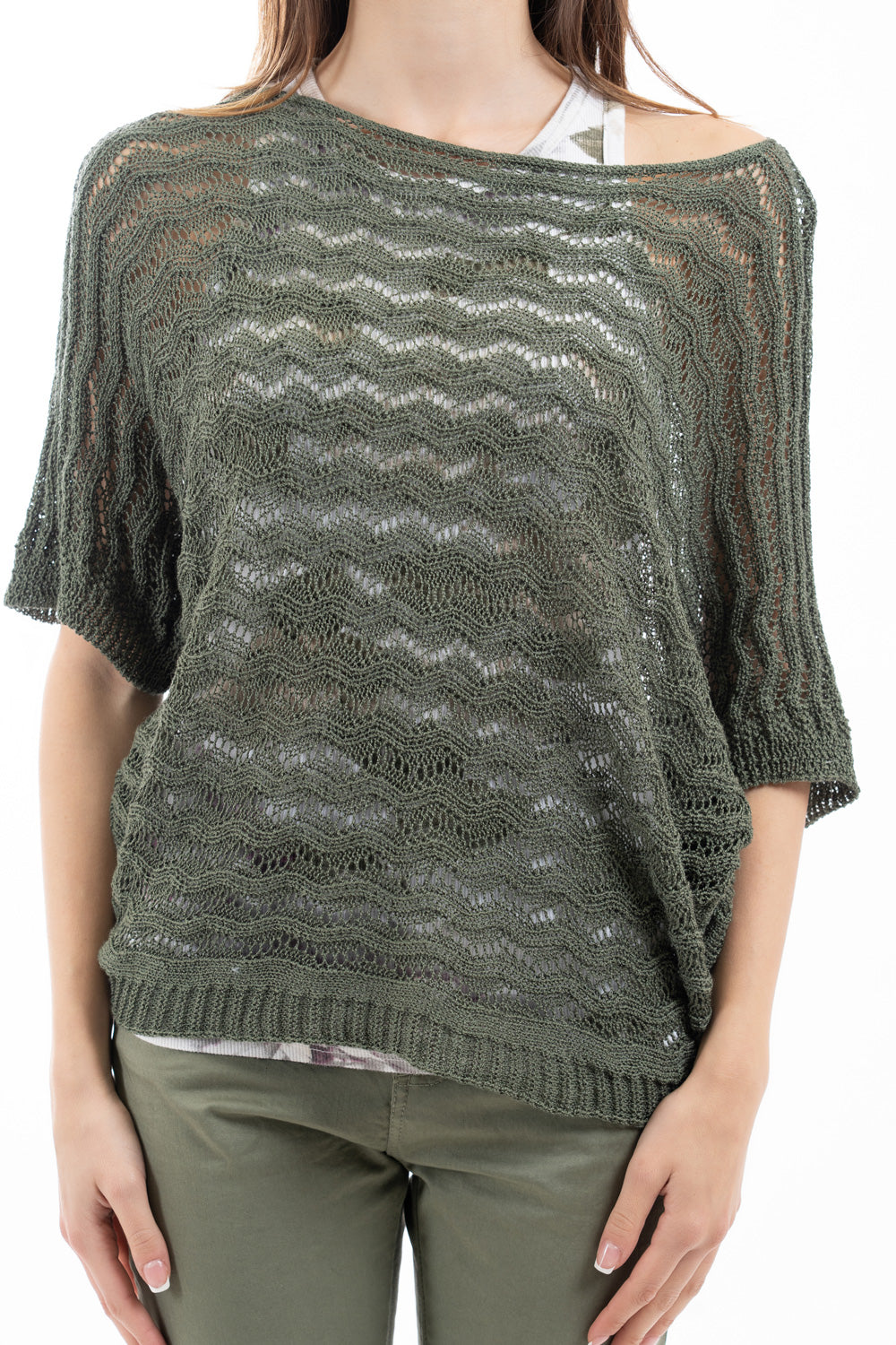 modella indossando Maglia traforata pipistrello a manica al gomito Made in Italy colore Verde Bosco Unica