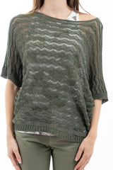 modella indossando Maglia traforata pipistrello a manica al gomito Made in Italy colore Verde Bosco Unica