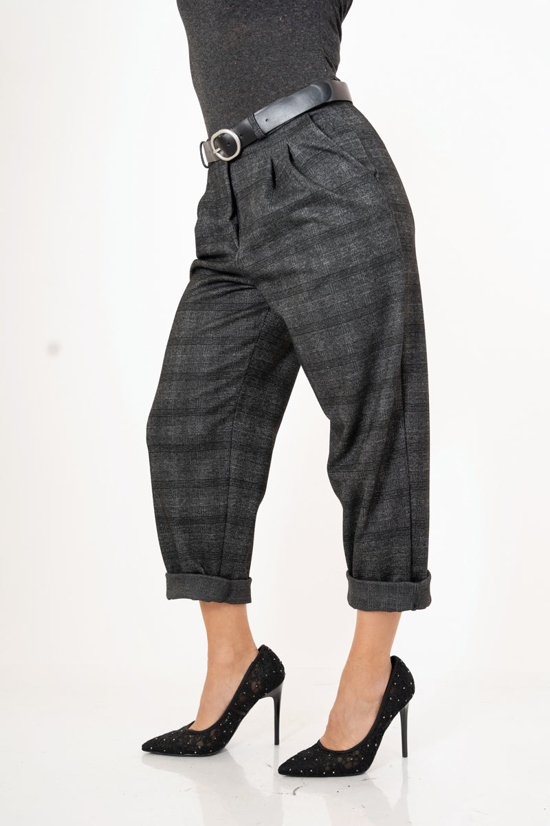 modella indossando Pantaloni a quadri con pinces in viscosa elasticizzata – Made in Italy colore