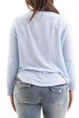 modella indossando Maglia over scollo V in misto viscosa con bordo pulito colore