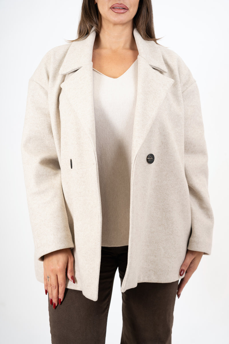 modella indossando Cappotto corto doppiopetto in panno morbido colore