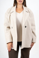 modella indossando Cappotto corto doppiopetto in panno morbido colore