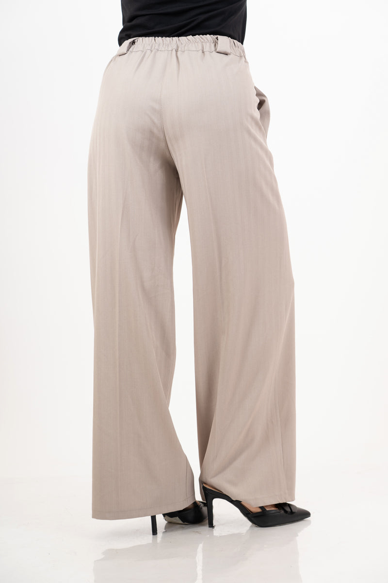 modella indossando Pantalone dritto rigato spinato beige colore