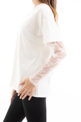 modella indossando Maglia over in cotone elasticizzato con manica lunga in pizzo colore
