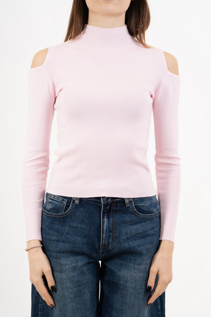 modella indossando Maglia collo vulcano con spalle scoperte in filato misto viscosa colore Rosa Unica