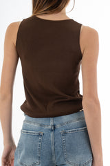 modella indossando Top canotta in filato microcostina di viscosa elasticizzata colore