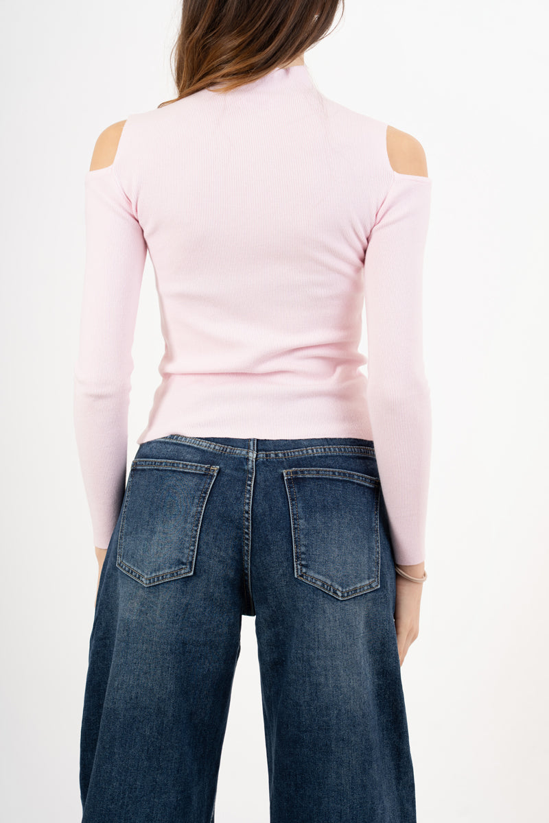 modella indossando Maglia collo vulcano con spalle scoperte in filato misto viscosa colore