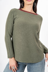modella indossando Maglia over collo a barchetta con orlo stondato in viscosa colore Militare Unica