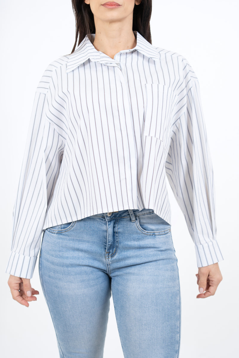 modella indossando Camicia rigata over in cotone con mostrina colore