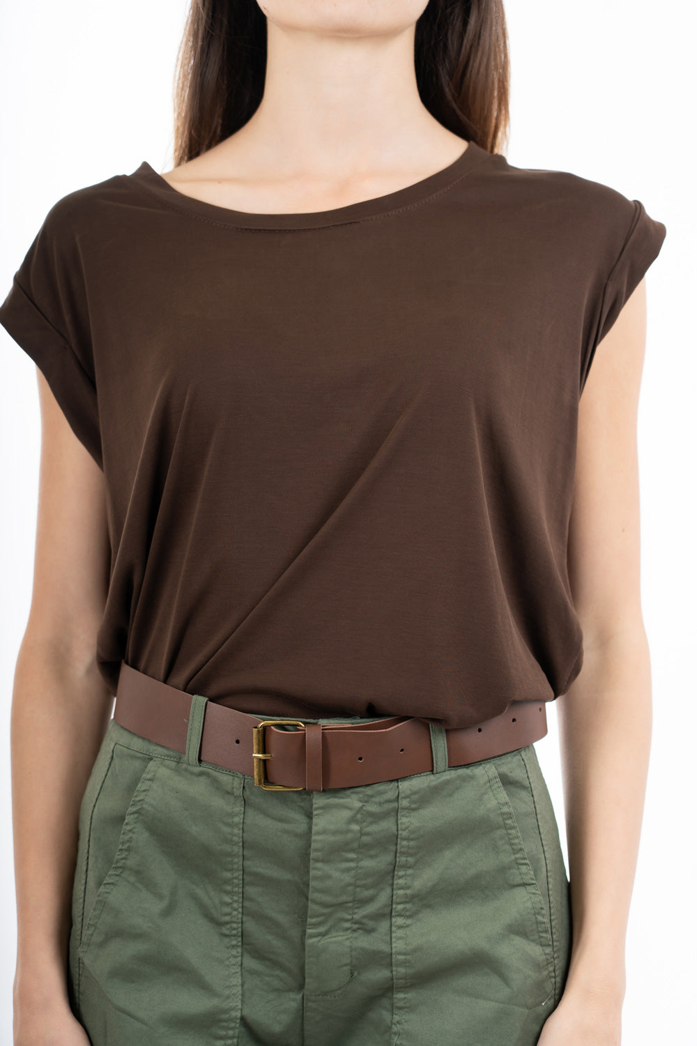 modella indossando T-shirt morbida in viscosa elasticizzata con manica risvoltata colore Marrone Unica