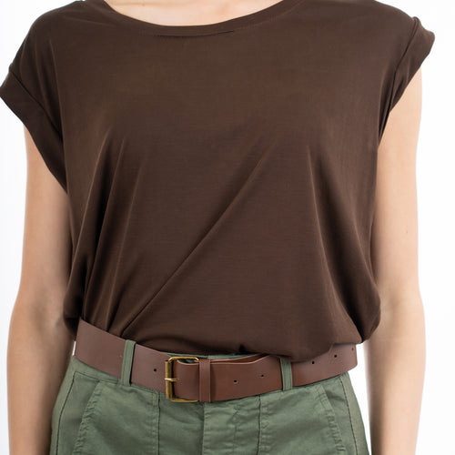 modella indossando T-shirt morbida in viscosa elasticizzata con manica risvoltata colore Marrone Unica