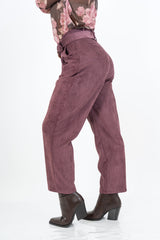 modella indossando Pantalone Velvet Line prugna con fusciacca colore