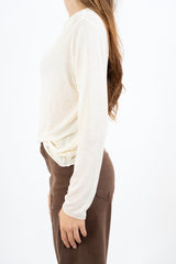 modella indossando Maglia over con scollo ampio in viscosa e cashmere con filo laminato colore