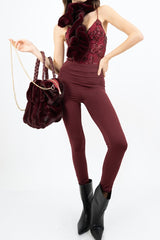 modella indossando Sciarpa in eco pelliccia drappeggiata con asola colore