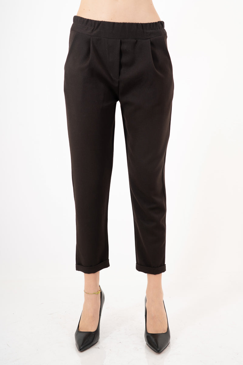 modella indossando Pantalone in poliviscosa con elastico in vita e gamba dritta – Marrone colore