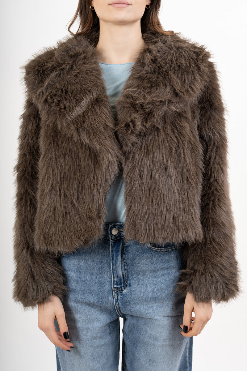 modella indossando Giacca in ecopelliccia morbida effetto volume colore Tortora Unica