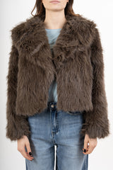 modella indossando Giacca in ecopelliccia morbida effetto volume colore Tortora Unica