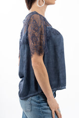 modella indossando Maglia over in viscosa con inserti in pizzo floreale colore