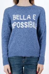 modella indossando Maglione girocollo con scritta “Bella e impossibile” in misto lana Made in Italy colore Jeans-Bianca Unica