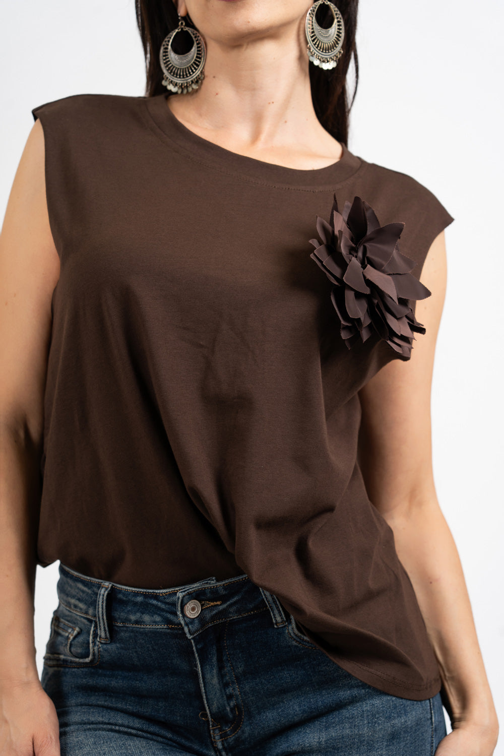 T-shirt smanicata con fiore applicato e schiena cut-out.