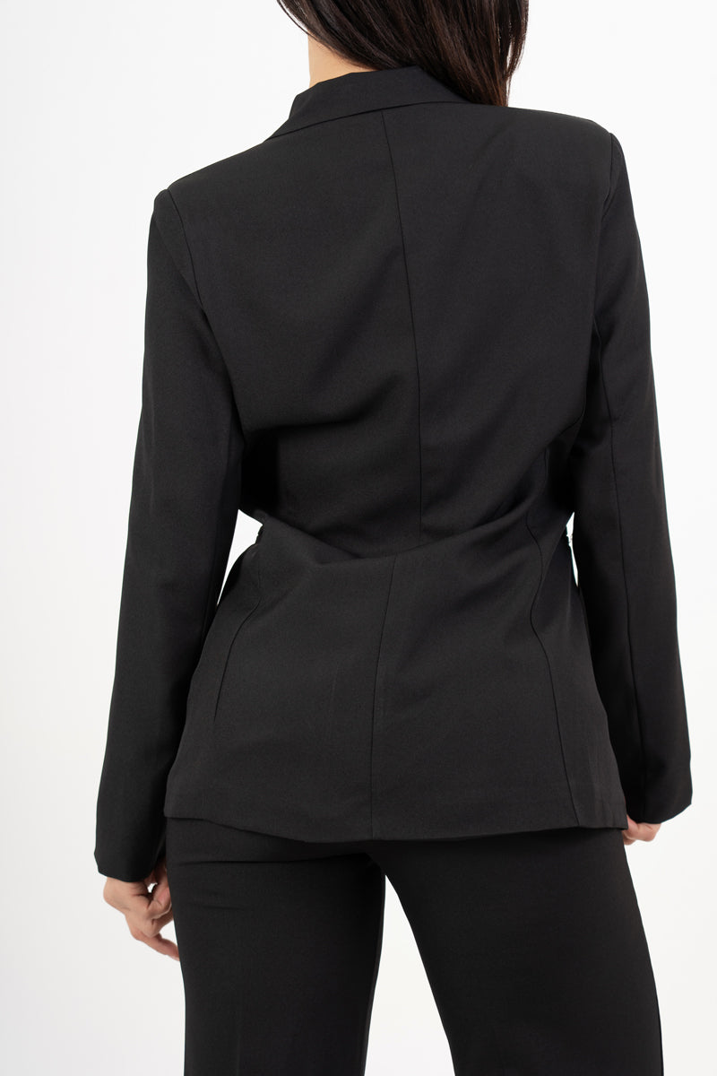 modella indossando Giacca avvitata nera con bottone singolo e fodera in raso colore