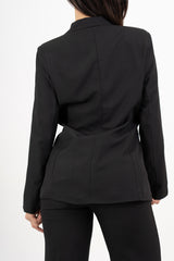 modella indossando Giacca avvitata nera con bottone singolo e fodera in raso colore