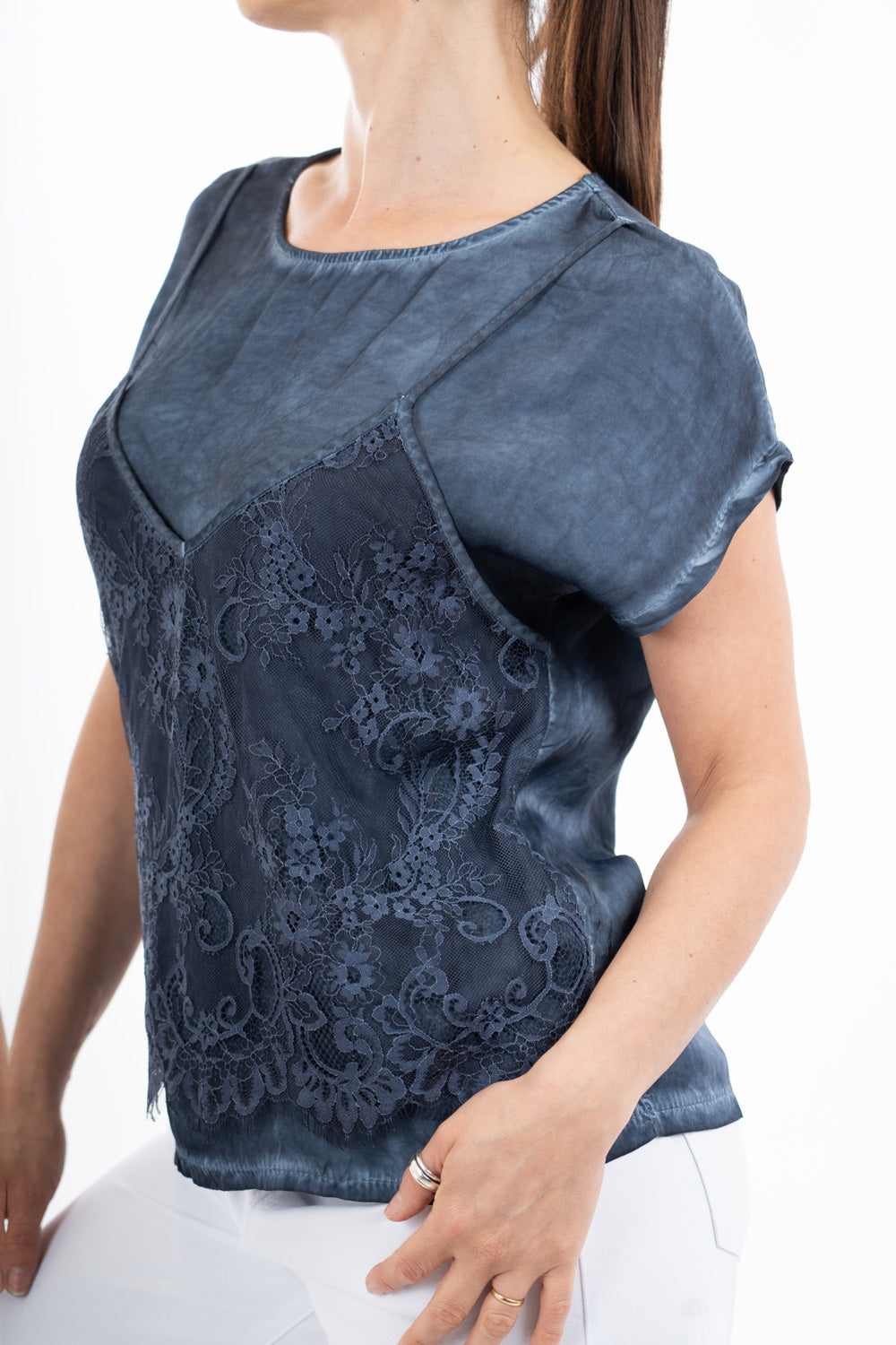 modella indossando Maglia in viscosa effetto doppio strato con top in pizzo colore